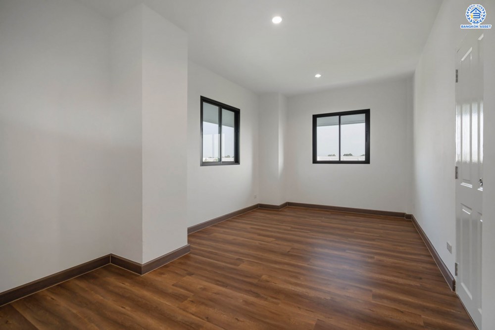 บ้านมือสองตกแต่งใหม่ โครงการ ดิเอมเมอรัลด์การ์เด้น ทวีวัฒนา เนื้อที่ 80 ตร.ว. ฟังก์ชัน 4 ห้องนอน 3 ห้องน้ำ จอดรถได้ 2 คัน บนทำเลศักยภาพเชื่อมต่อหลายเส้นทาง ทั้ง ถนนทวีวัฒนา, ถนนพุทธมณฑลสาย4, ถนนบรมราชชนนี ใกล้เซ็นทรัลปิ่นเกล้า และมหาวิทยาลัยมหิดล